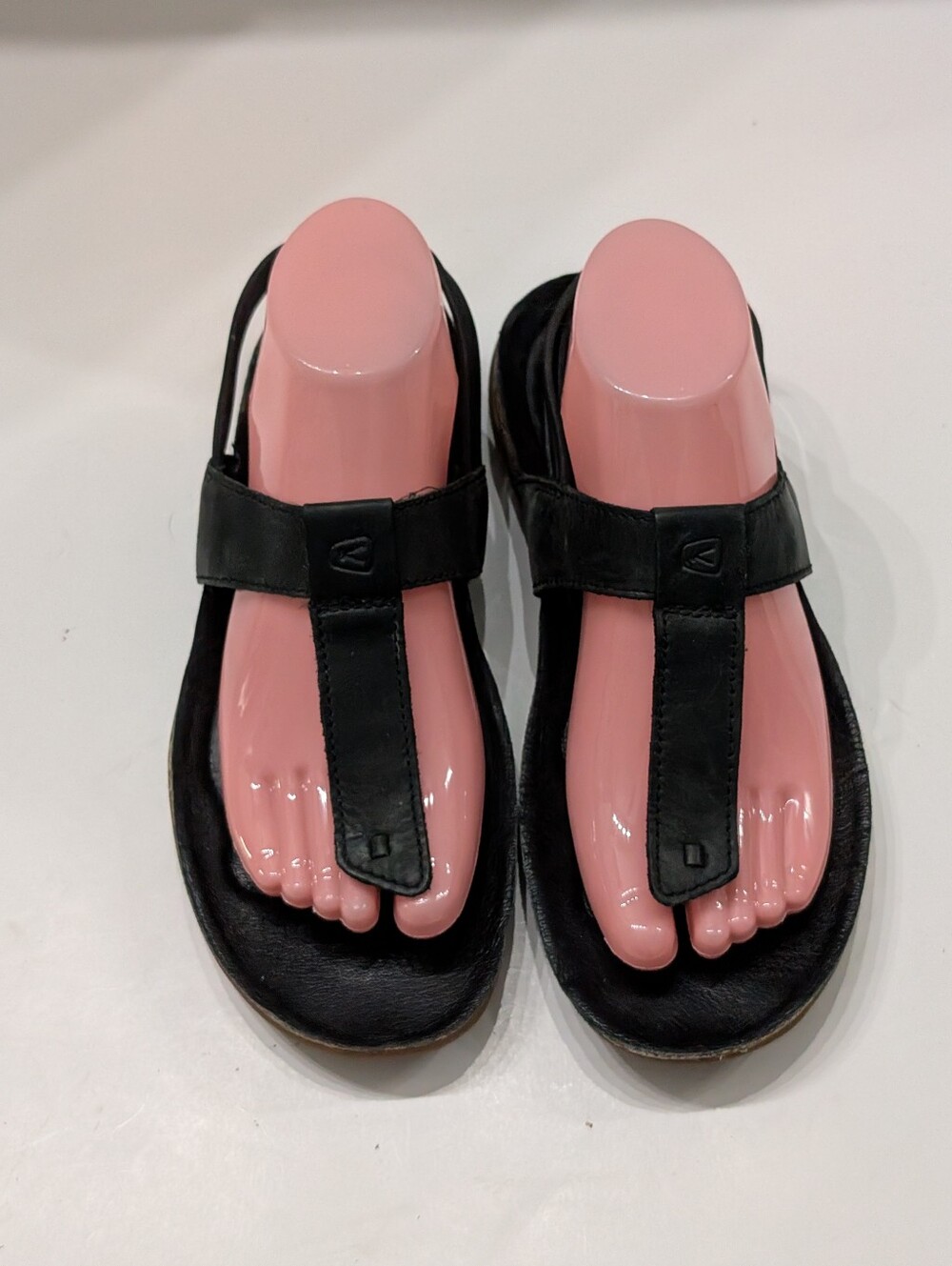 KEEN Women's 8.5 Dauntless Posted T Strap Black Leather Slingback Sandals